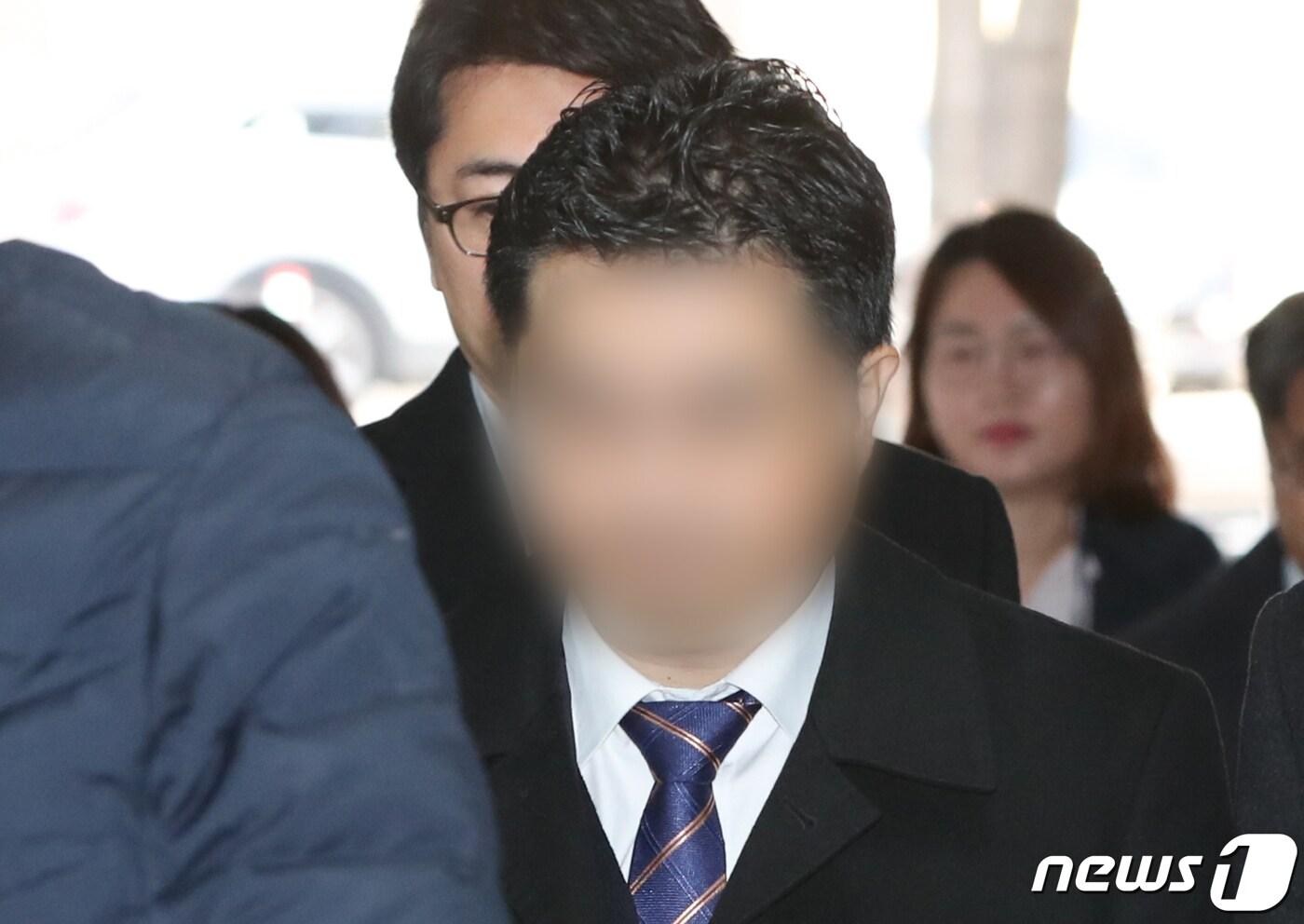 본문 이미지 - 허위자료를 제출해 골관절염 유전자 치료제 '인보사케이주'(인보사) 허가를 받았다는 의혹을 받는 코오롱생명과학 임원 조모 상무가 27일 오전 서울 서초동 중앙지방법원에서 열린 구속 전 피의자심문에 출석하고 있다. 2019.11.27/뉴스1 ⓒ News1 허경 기자