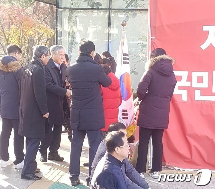 본문 이미지 - 전광훈 목사가 27일 오전 청와대 분수대 앞에서 8일째 단식 중인 자유한국당 황교안 대표를 만나기 위해 천막으로 향하고 있다. 2019.11.27ⓒ 뉴스1 김민석 기자