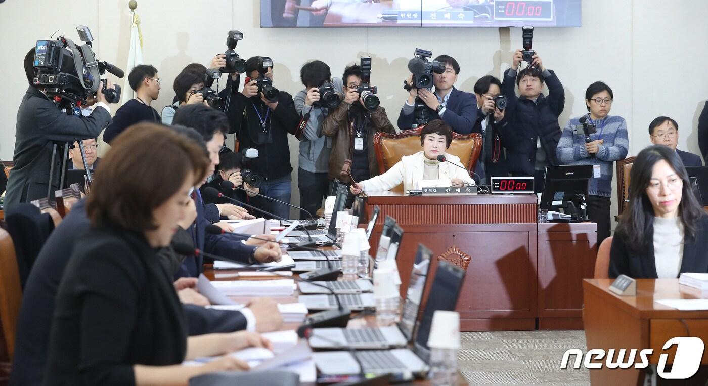 본문 이미지 - 전혜숙 위원장이 지난해 11월 27일 오전 서울 여의도 국회에서 열린 행정안전위원회 전체회의에서 의사봉을 두드리고 있다. 2019.11.27/뉴스1 ⓒ News1 임세영 기자