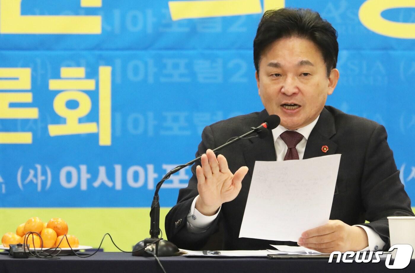 본문 이미지 - 27일 대구 호텔수성에서 열린 대구경북중견언론인모임 '아시아포럼21'초청 토론회에서 원희룡 제주도지사가 발언하고 있다. 원 지사는 "한국당은 기득권과 공감 능력 없는 걸 다 갈아치우지 않고는 회생불능 ＂이라고 말했다.2019.11.27/뉴스1 ⓒ News1 정우용 기자