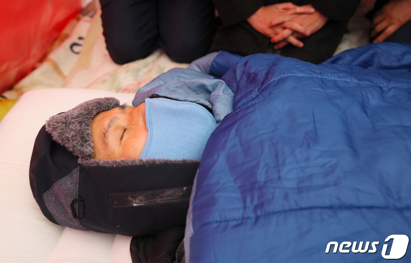 본문 이미지 - 단식 8일 차를 맞은 황교안 자유한국당 대표가 27일 청와대 앞 분수대 광장 천막에서 나경원 원내대표 등 의원들을 만나던 중 잠시 눈을 감고 있다. 2019.11.27/뉴스1 ⓒ News1 이동해 기자