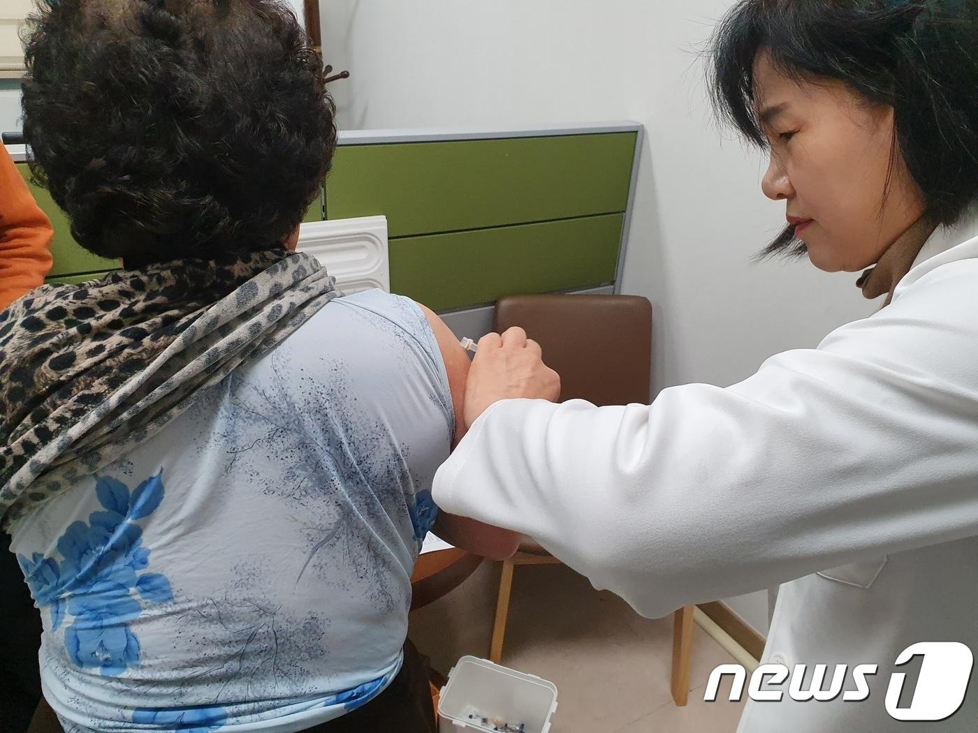 본문 이미지 - 전북 장수군 보건의료원은 29일까지 대상포진백신 무료접종을 시행한다.(장수군제공) 2019.11.27 /뉴스1