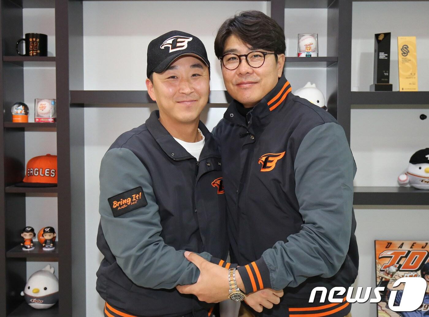 본문 이미지 - 정우람이 한화이글스와 FA 계약을 체결한 뒤 정민철 한화 단장과 함께 기념촬영하고 있다. (한화 이글스 제공) ⓒ 뉴스1