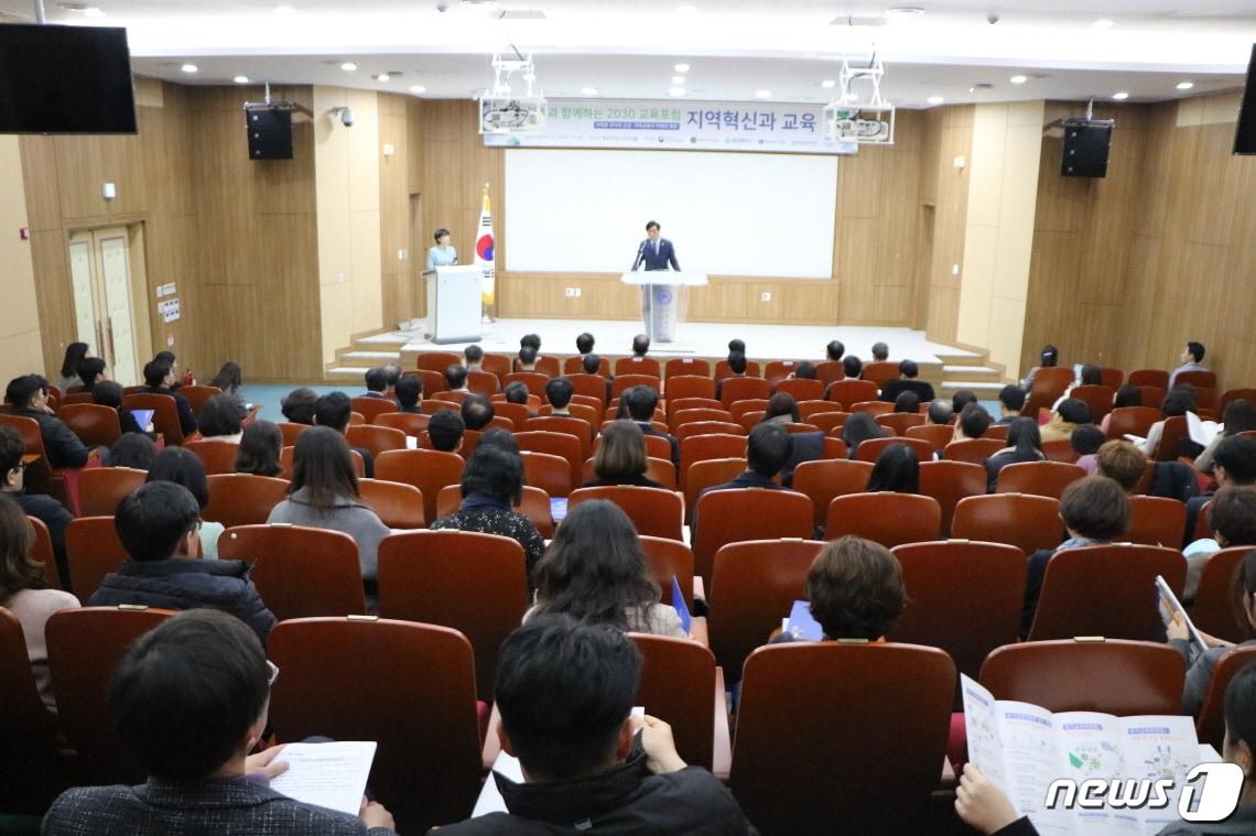 본문 이미지 - 27일 충남대 김정규홀에서 열린 제4차 지역과 함께하는 2030 교육포럼에서 조승래 더불어민주당 국회의원이 인사말을 하고 있다.(조승래 의원실 제공)ⓒ 뉴스1