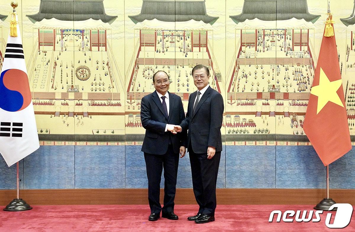 본문 이미지 - 문재인 대통령과 응우옌 쑤언 푹 베트남 총리가 27일 오후 청와대에서 열린 정상회담에 앞서 악수를 하고 있다.(청와대 제공) 2019.11.27/뉴스1