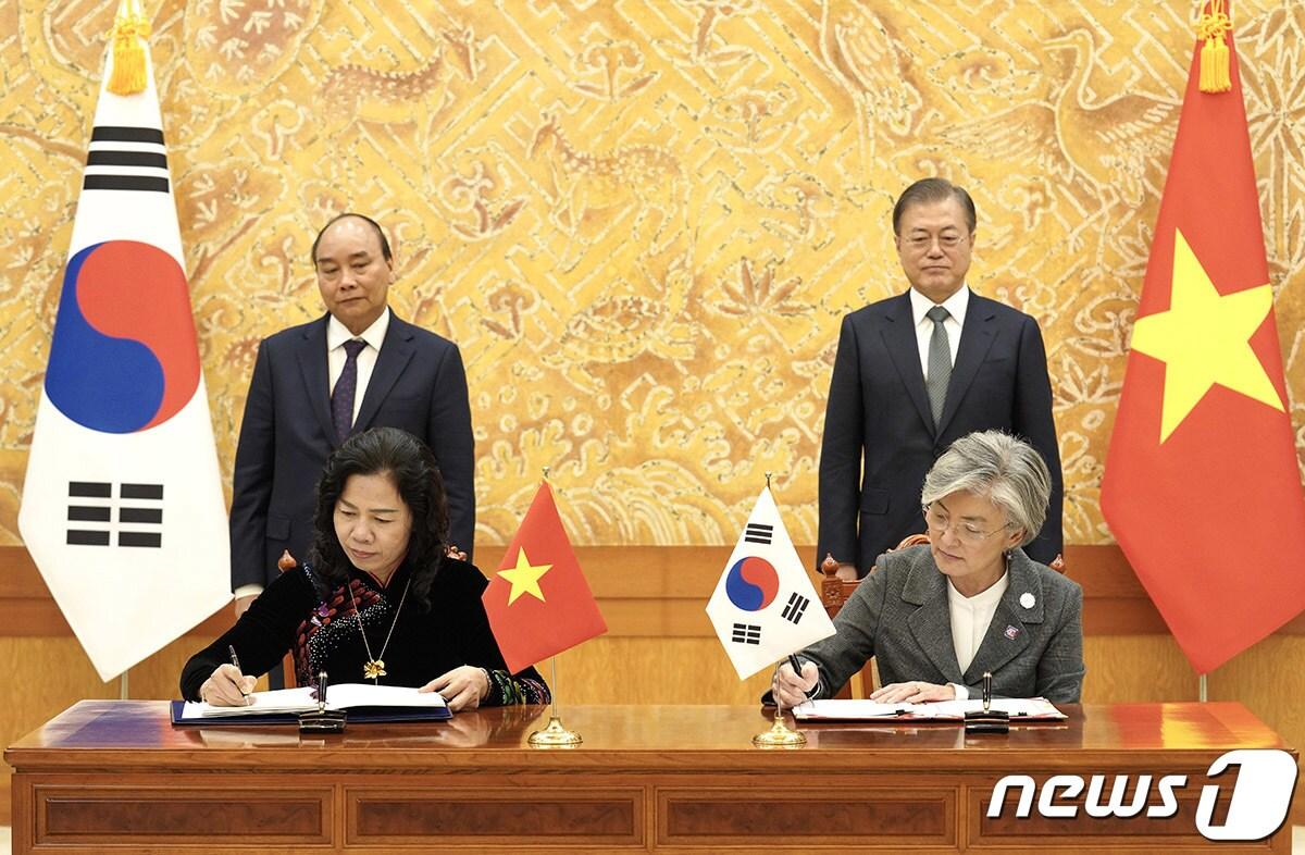 본문 이미지 - 강경화 외교부 장관과 베트남 부 띠 마이 재무부 차관이 27일 청와대에서 문재인 대통령과 응우옌 쑤언 푹 총리가 참석한 가운데 이중과세방지 개정의정서 협약을 하고 있다.(청와대 제공)2019.11.27/뉴스1