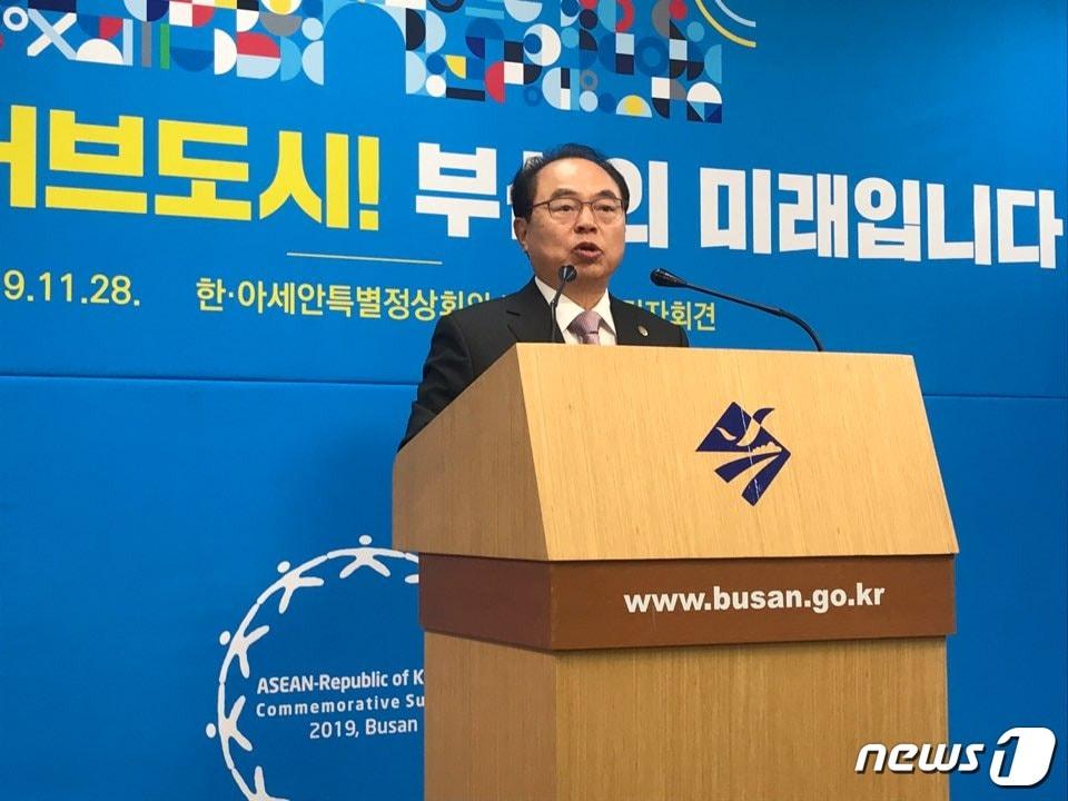 본문 이미지 - 오거돈 부산시장이 28일 오전 부산시청 브리핑룸에서 한·아세안 특별정상회의와 한·메콩 정상회의 성과를 발표하는 기자회견을 하고 있다. 2019.11.28 ⓒ 뉴스1