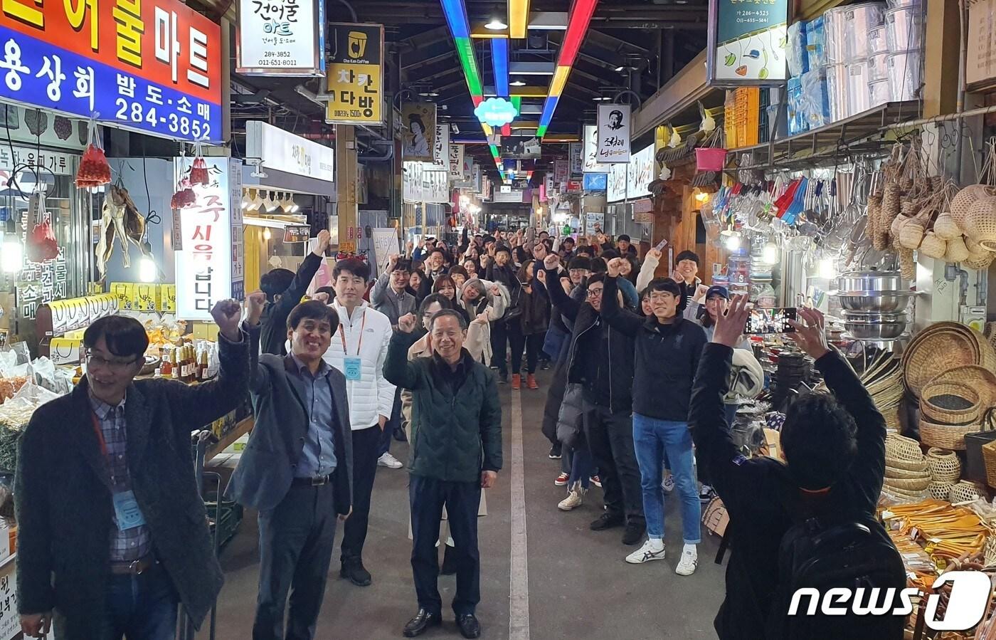 본문 이미지 - 전국 공공스포츠클럽 워크숍이 26~27일 전주 일원에서 열린 가운데 전국 98개 공공스포츠클럽 관계자 200여명이 남부시장을 찾아 기념촬영을 하고 있다.(전주시 제공) 2019.11.27 /뉴스1 ⓒ News1