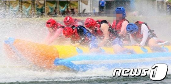 본문 이미지 - 바나나보트를 타는 사람들 (사진은 기사 내용과 직접적인 관련이 없음) ⓒ News1 김명섭 기자