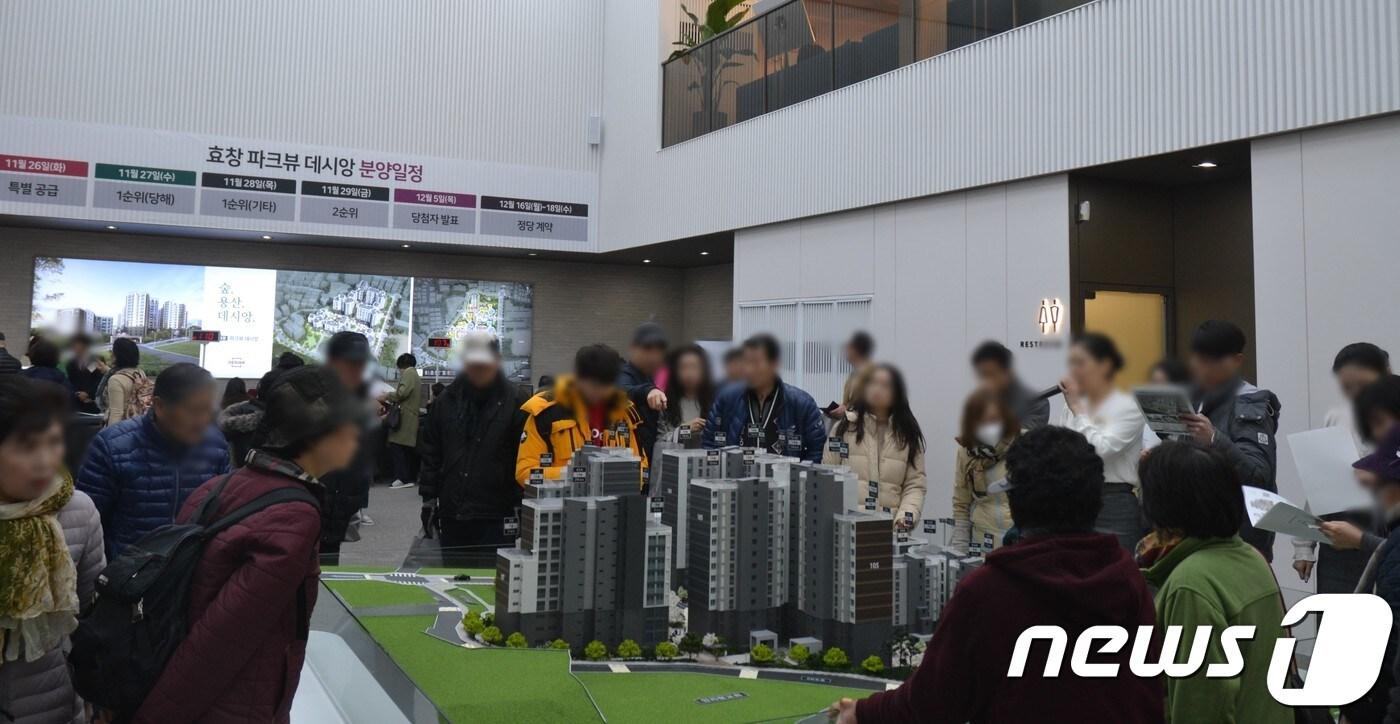 본문 이미지 - 지난 22일 태영건설 '효창 파크뷰 데시앙' 모델하우스를 찾은 관람객들이 내부를 둘러보고 있는 모습. 2019.11.28/ⓒ 뉴스1