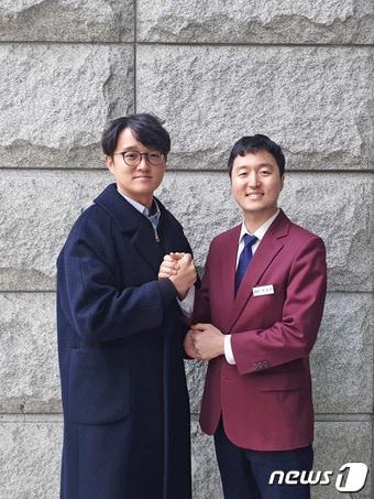 본문 이미지 - 지난달 21일 심정지로 수서역에 쓰러진 응급환자(사진 왼쪽)가 지난 27일 수서역을 방문해 박성민 역무매니저와 기념촬영을 하고 있다. ⓒ 뉴스1