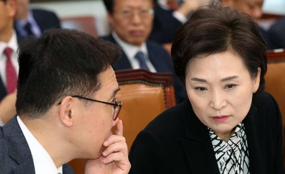 본문 이미지 - 김현미 국토교통부장관과 박선호 1차관이  의견을 나누는 모습. /뉴스1 ⓒ News1 이종덕 기자