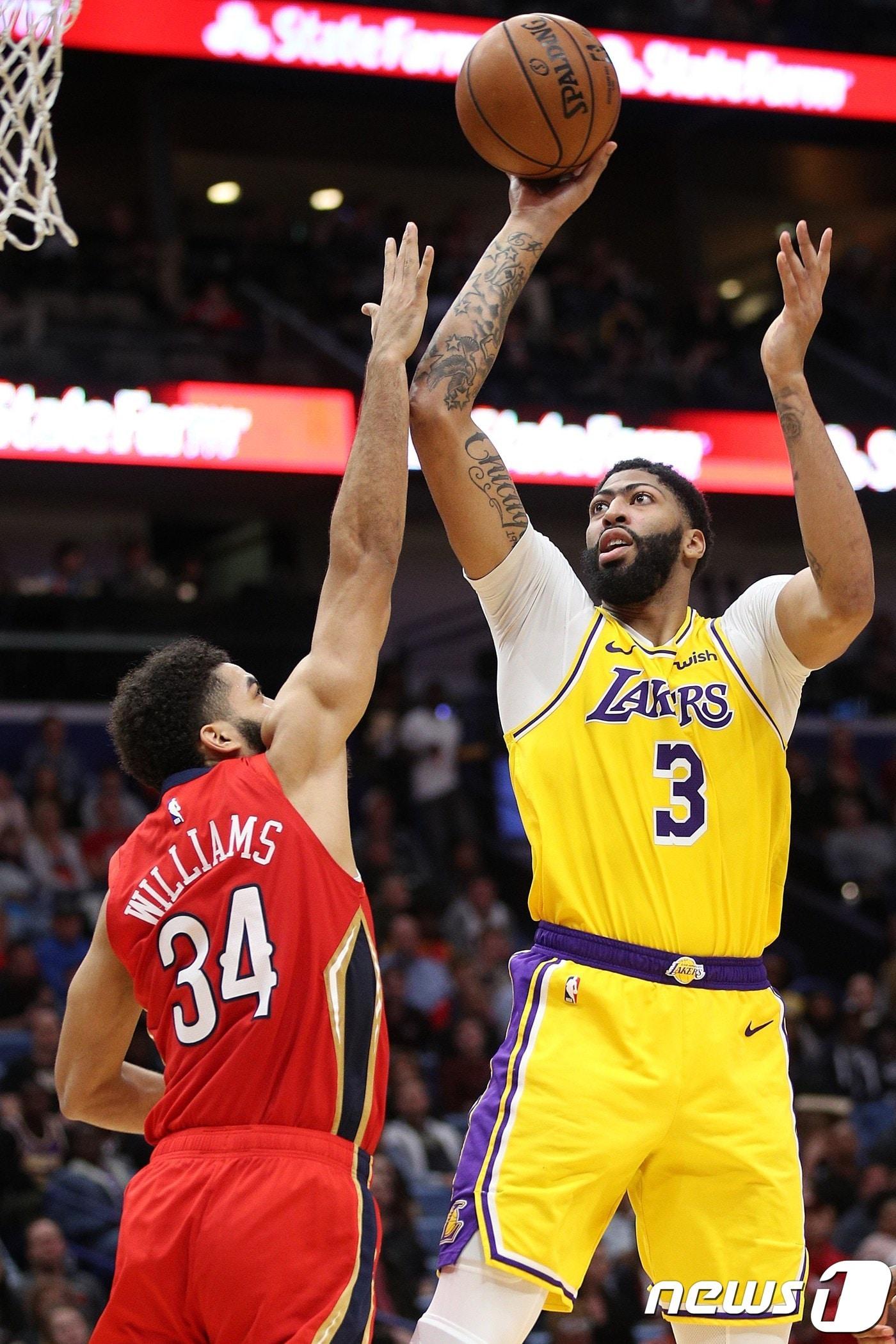 본문 이미지 - LA 레이커스 앤서니 데이비스가 28일(한국시간) 뉴올리언스 펠리컨스와의 2019-20 NBA 경기에서 슛을 시도하고 있다. ⓒ AFP=뉴스1