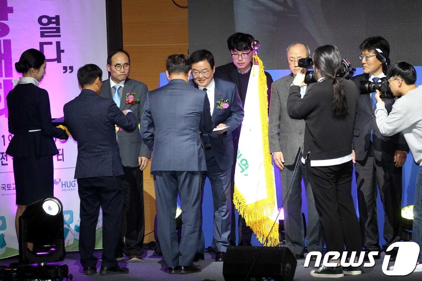 본문 이미지 - 문인 북구청장이 28일 '주거복지인 한마당대회'에서 대통령상을 받고 있다.(광주북구 제공) 2019.11.28 /뉴스1 ⓒNes1