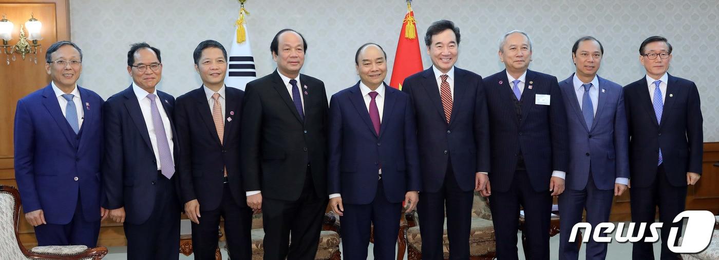 본문 이미지 - 이낙연 총리와 푹 총리 등 한-베트남 관계자들이 정부서울청사 집무실에서 기념촬영을 하고 있다. 이재명 기자