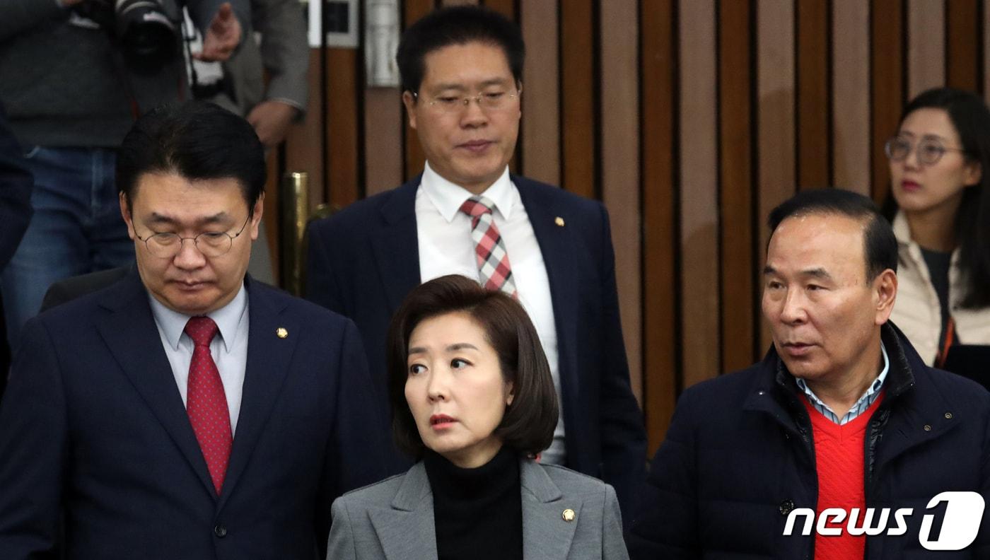 본문 이미지 - 나경원 자유한국당 원내대표가 29일 서울 여의도 국회에서 열린 원내대책회의에 참석하고 있다. 2019.11.29/뉴스1 ⓒ News1 김명섭 기자