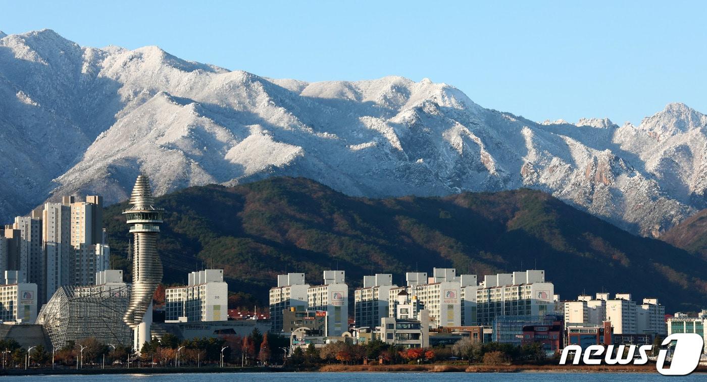본문 이미지 - 강원 속초 청초호에서 바라본 설악산.(뉴스1 DB)