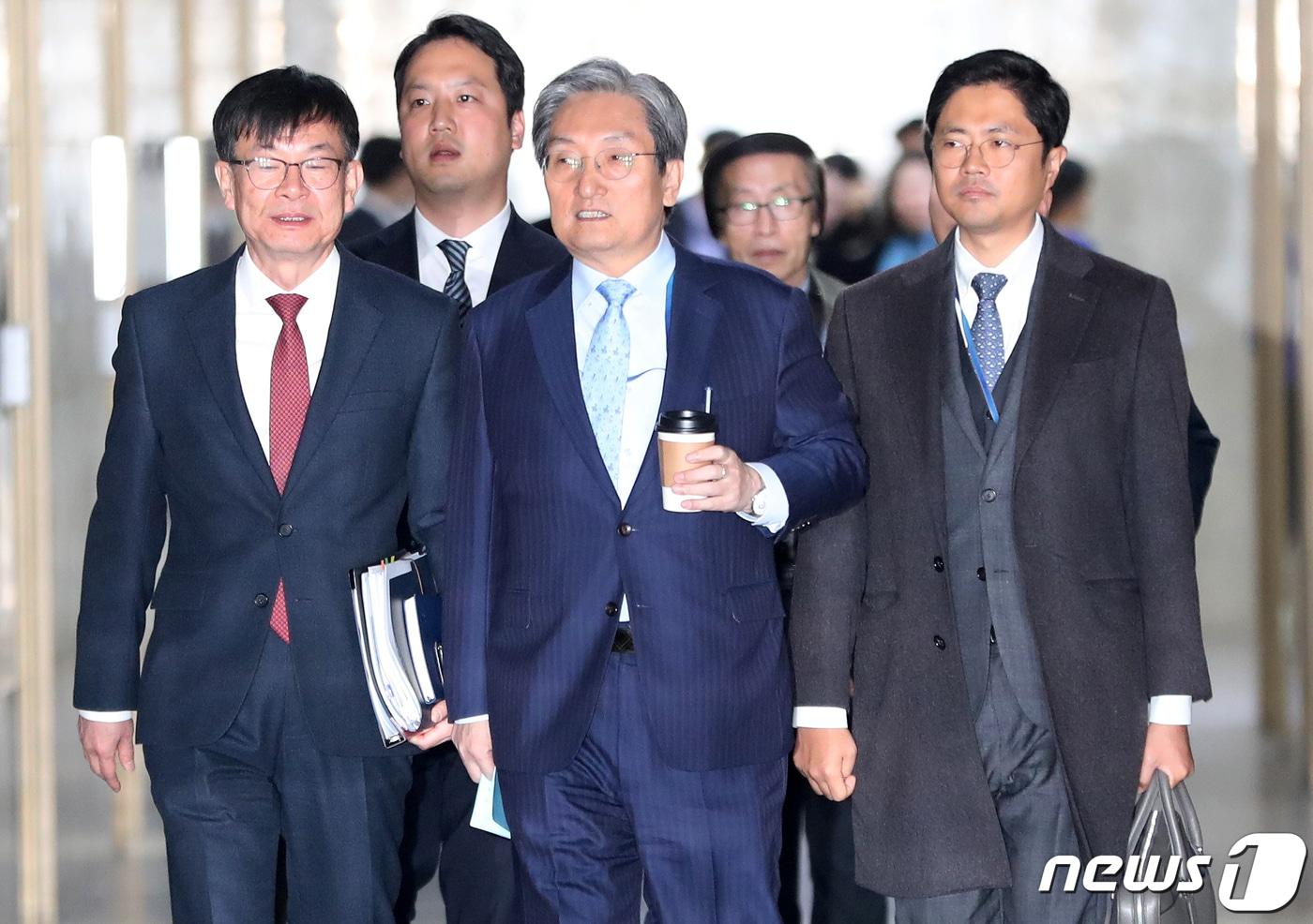 본문 이미지 - 노영민 대통령 비서실장, 김상조 정책실장이 29일 서울 여의도 국회에서 열린 운영위원회에 참석하기위해 운영위원장실로 이동하고 있다. 2019.11.29/뉴스1 ⓒ News1 이종덕 기자