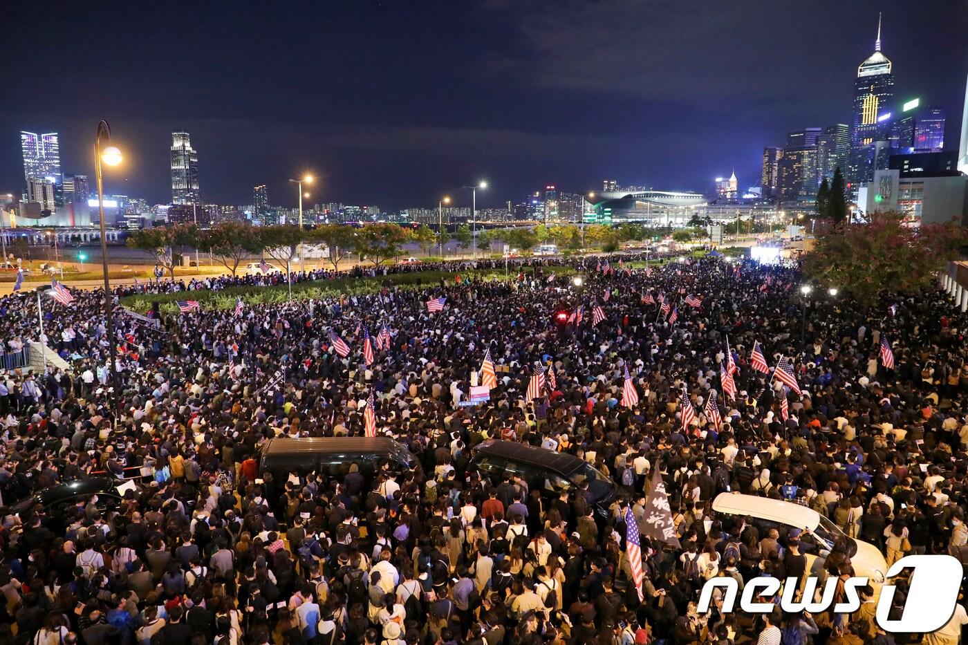 본문 이미지 - 지난달 28일 홍콩시민들이 에든버러 공원에서 열린 집회에 참석, 인권법 제정을 환영했다. ⓒ 로이터=뉴스1 ⓒ News1 