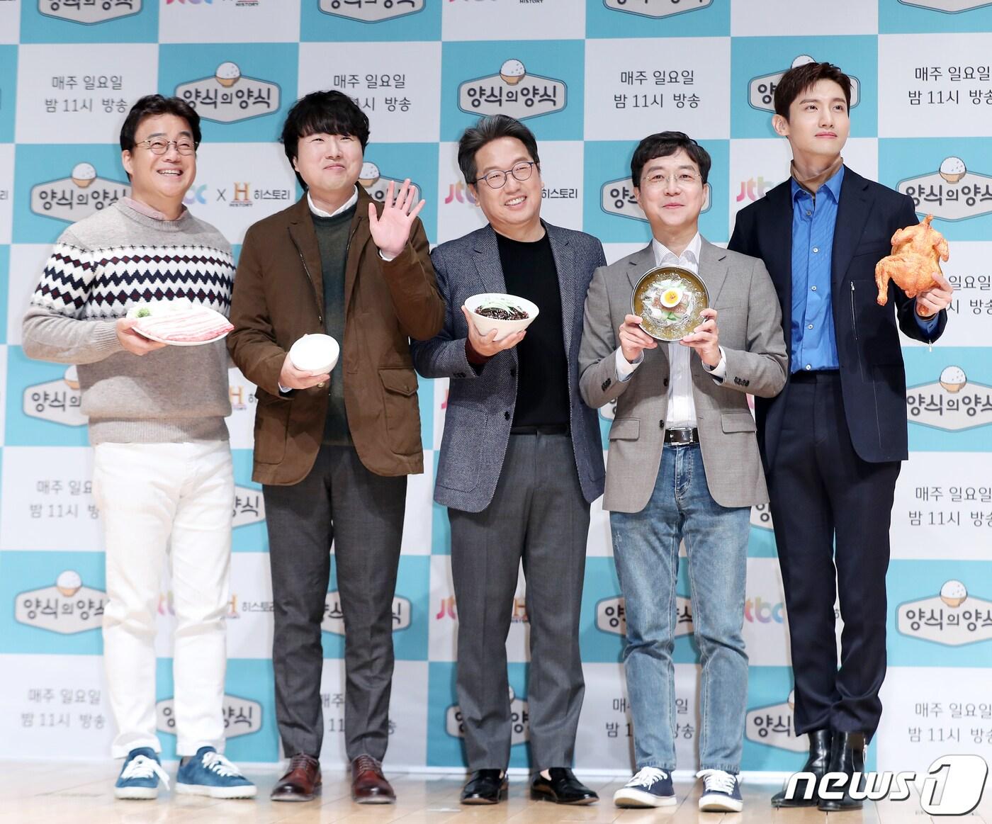 본문 이미지 - 요리연구가 백종원(왼쪽부터), 작가 채사장, 정재찬 교수, 유현준 교수, 동방신기 최강창민이 29일 오전 서울 마포구 상암동 JTBC홀에서 열린 JTBC '양식의 양식' 제작발표회에서 포즈를 취하고 있다. '양식의 양식'은 전 세계 음식 문화 속에서 오늘날 한식의 진정한 본 모습을 찾아가며 한식이 가진 무궁무진한 비밀을 풀어놓는 신선한 콘셉트의 푸드 블록버스터 프로그램이다. 2019.11.29/뉴스1 ⓒ News1 김진환 기자