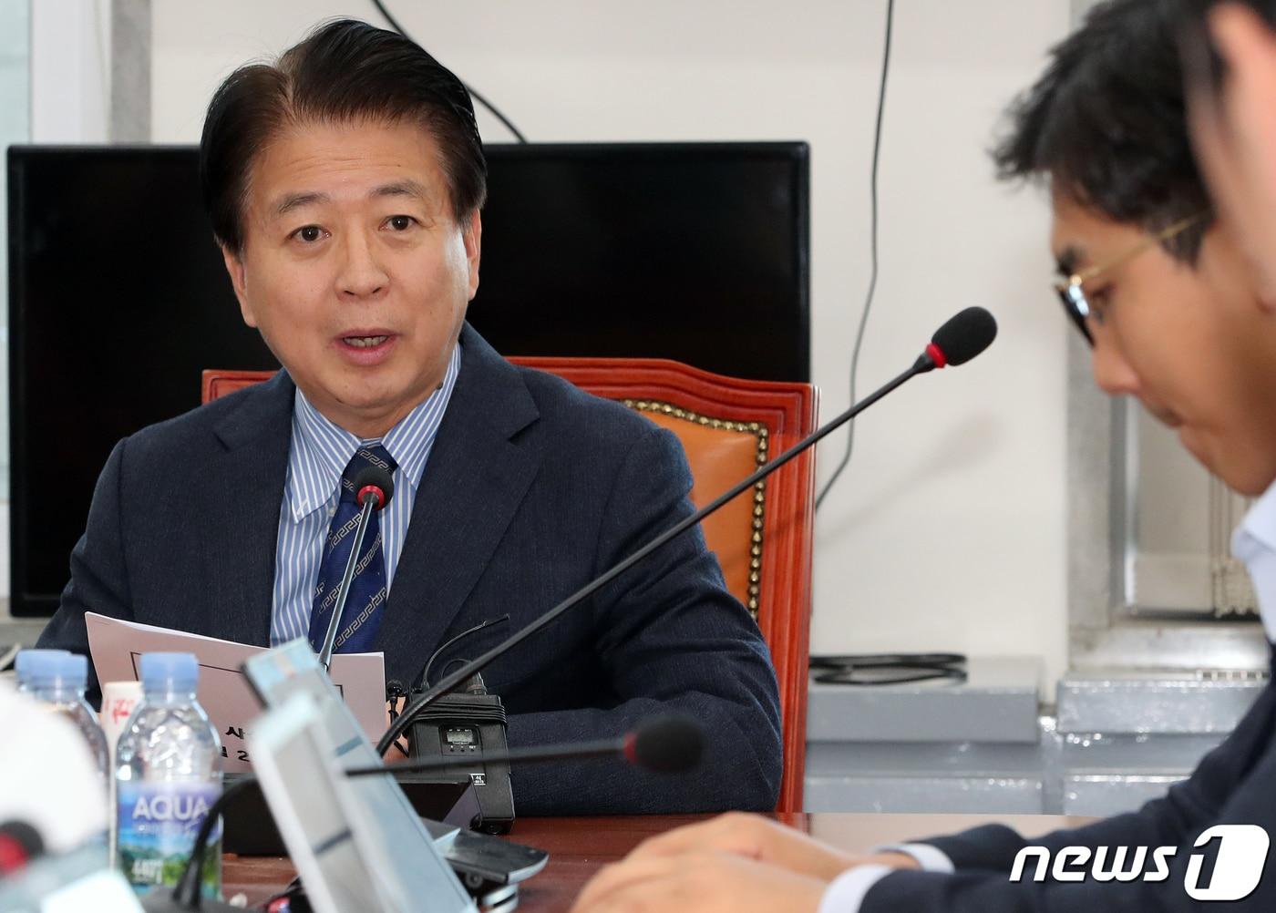 본문 이미지 - 노웅래 국회 과학기술정보방송통신위원장이 29일 서울 여의도 국회 과학기술정보방송통신위원회 소회의실에서 기자간담회를 하고 있다. 노웅래 위원장은 "정보통신망법 등 오늘 본회의 법안 처리를 위해 자유한국당의 협조를 당부＂했다. 2019.11.29/뉴스1 ⓒ News1 이종덕 기자