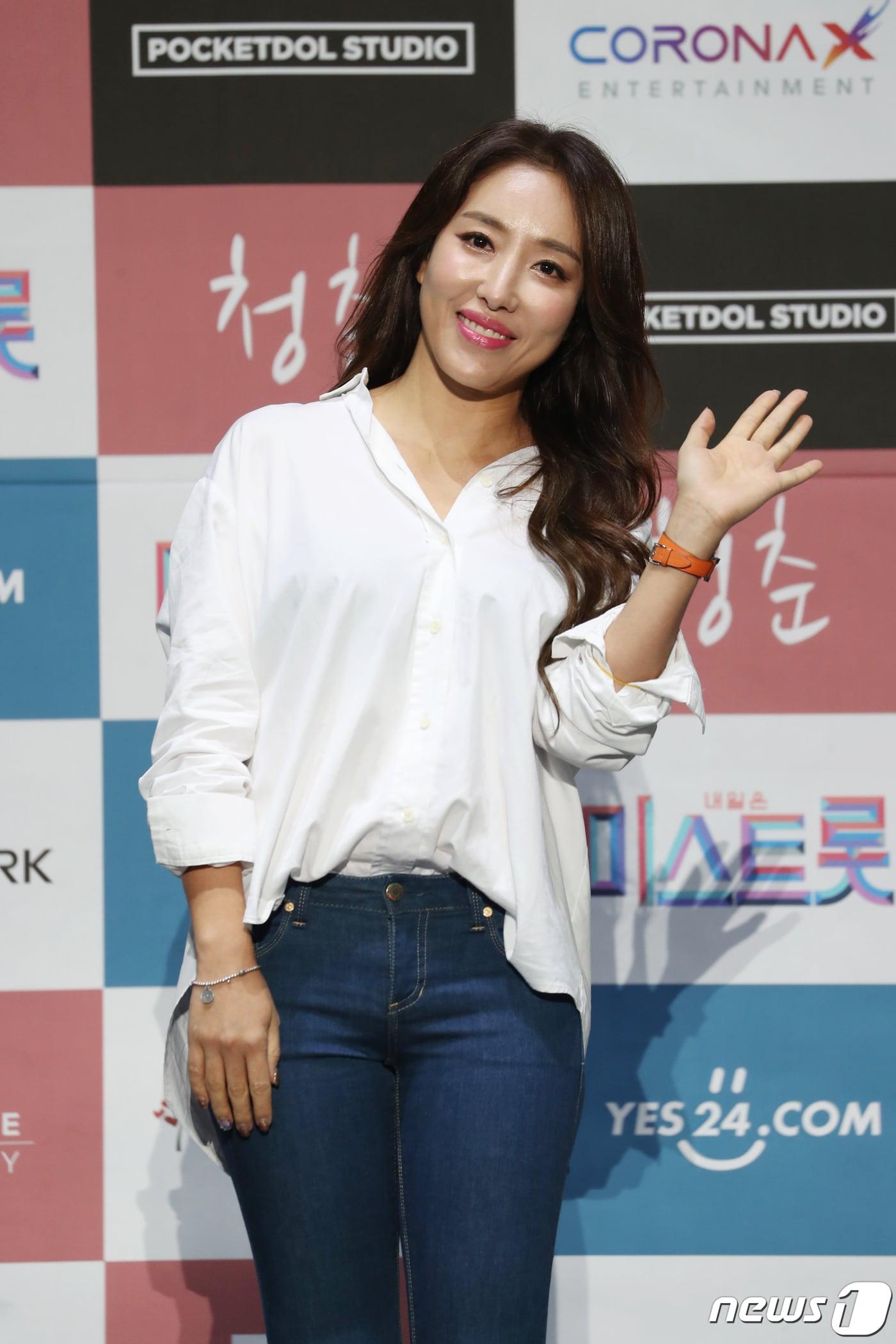 본문 이미지 - 미스트롯 숙행이 29일 오후 충북 청주대학교 석우문화체육관에서 열린 ‘미스트롯 전국투어 콘서트 시즌2’ 공연에 앞서 포토타임을 갖고 있다. 2019.11.29/뉴스1 ⓒ News1 김용빈 기자