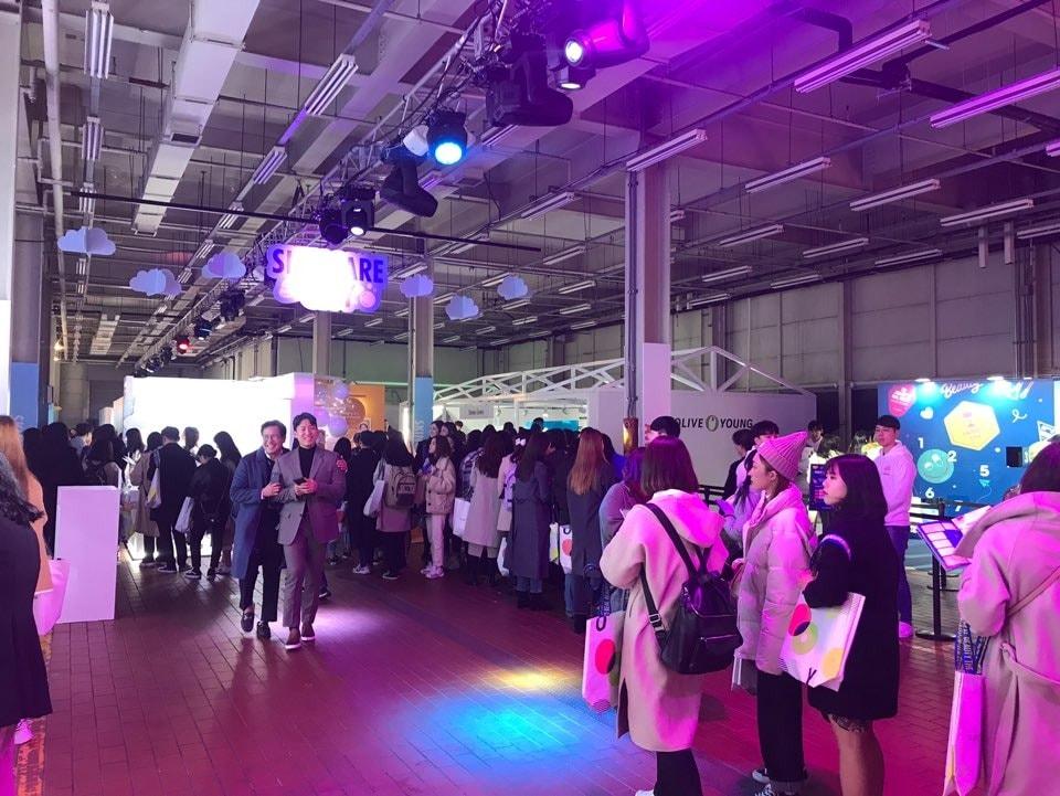 본문 이미지 - 29일 서울 성수동 에스팩토리 D동에서 열리고 있는 '2019 올리브영 어워즈앤페스타'현장.2019.11.29.ⓒ 뉴스1 배지윤 기자