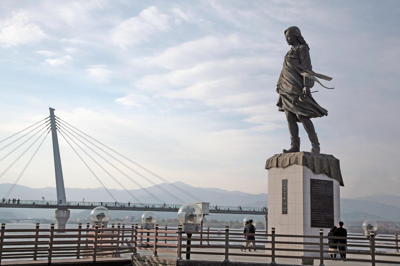 본문 이미지 - 소양강처녀상과 소양강 스카이워크 풍경