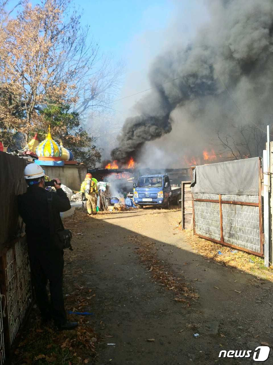 본문 이미지 - 28일 오후 1시9분쯤 부산 금정구 선두구동의 한 목공기계창고 가건물에서 불이 나 약 2시간만에 진화됐다. 불길이 바람을 타고 번지는 모습.(부산지방경찰청 제공) /ⓒ 뉴스1