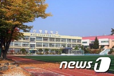 본문 이미지 - 충주 신명학원이 운영하는 신명중학교./ⓒ 뉴스1