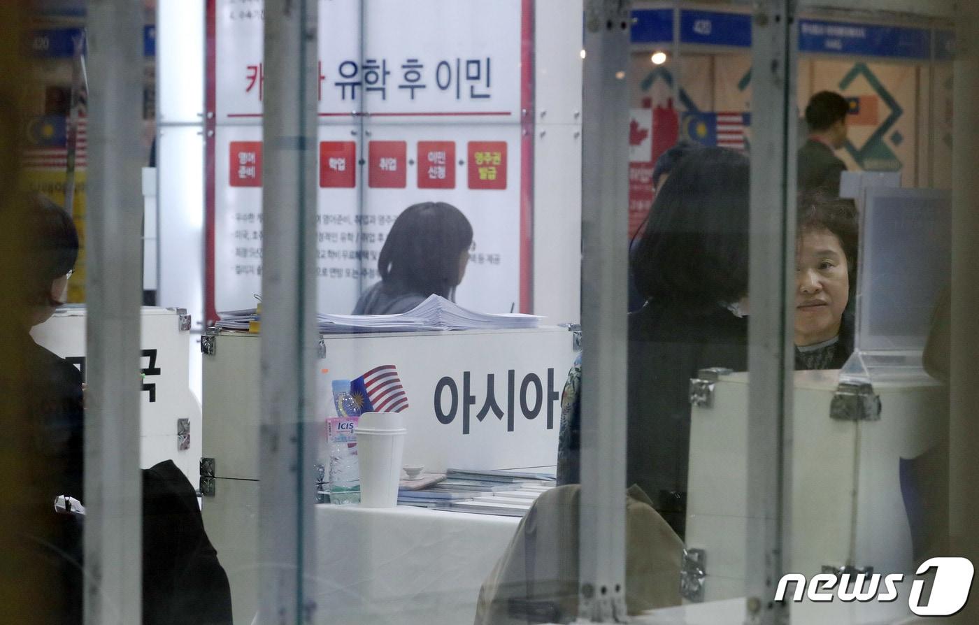 본문 이미지 - 서울 강남구 삼성동 코엑스에서 열린 '제38회 해외 이민 취업 투자 박람회'를 찾은 많은 사람들이 이민관련 상담을 받고 있다. 이동해 기자