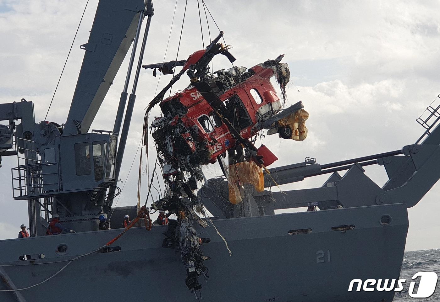 지난 2019년 11월 3일 오후 해양경찰청과 해군 등 수색당국이 독도 인근 사고 해역에서 해군 청해진함에서 추락한 소방헬기 동체를 인양하고 있다. (동해지방해양경찰청 제공) 2019.11.3/뉴스1 ⓒ News1 공정식 기자