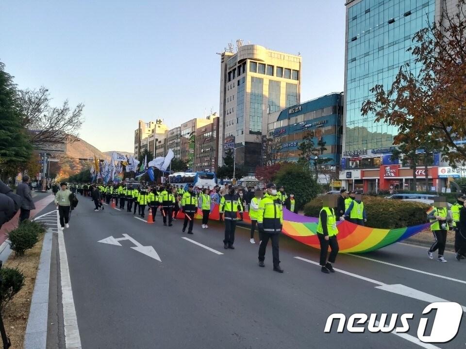 본문 이미지 - 30일 오후 경남 창원시 성산구 창원시청 앞 광장 인근에서 '제1회 경남퀴어문화축제'가 열리고 있다. 축제 참가자들이 창원 상남동 시내를 돌며 퍼레이드를 펼치고 있다.2019.11.30. ⓒ News1 강대한 기자