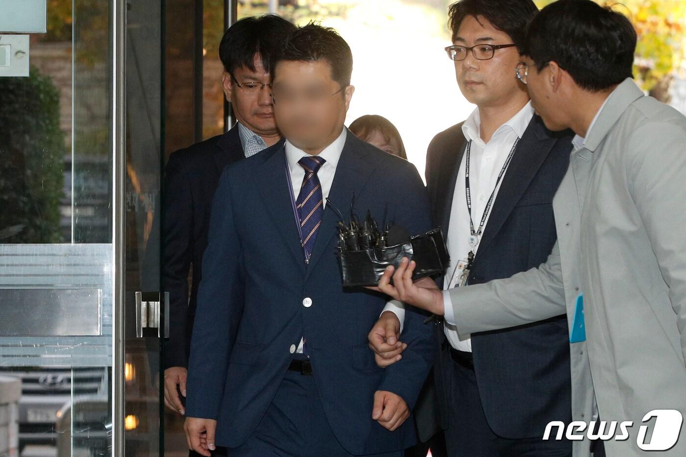 본문 이미지 - 허위자료를 제출해 골관절염 유전자 치료제 '인보사케이주'(인보사) 허가를 받았다는 의혹을 받는 코오롱생명과학 임원 조모 상무(모자이크 앞)가 지난 4일 오전 서울 서초동 중앙지방법원에서 열린 구속 전 피의자심문에 출석하고 있다. 2019.11.4/뉴스1 ⓒ News1 안은나 기자