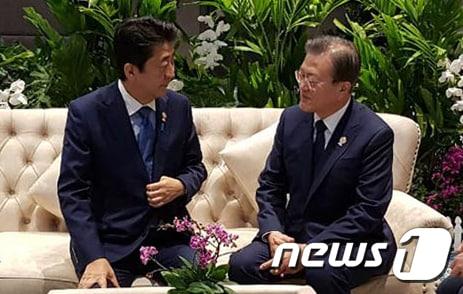 본문 이미지 - 문재인 대통령과 아베 일본 총리가 4일 오전 태국 방콕 임팩트 포럼에서 아세안+3 정상회의에 앞서 환담하고 있다. (청와대 제공) 2019.11.4/뉴스1