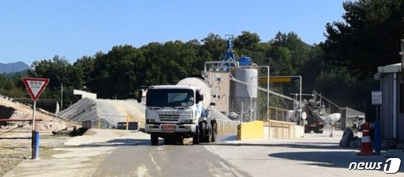 본문 이미지 - 4일 오전 충주시 주덕읍 한 레미콘 생산공장에서 청소작업 중이던 50대 근로자가 추락해 목숨을 잃었다.ⓒ 뉴스1