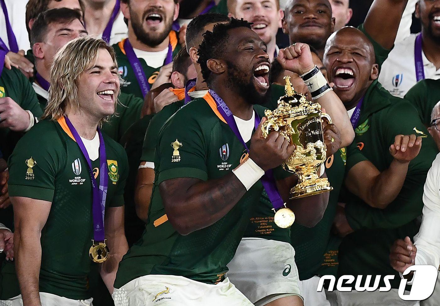 남아공이 2019 럭비 월드컵 정상에 올랐다. 트로피를 들어올리던 시야 콜리시는 남아공 럭비 대표팀 127년 역사상 첫 흑인 캡틴이다. ⓒ AFP=뉴스1