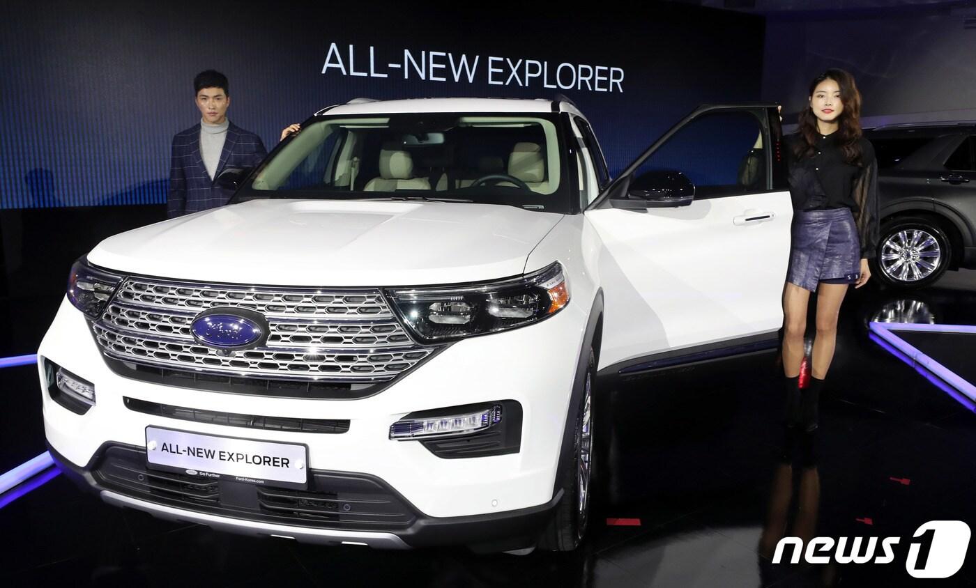 5일 오전 서울 서초구 반포동 세빛섬에서 열린 ‘올-뉴 익스플로러’ 출시 행사에서 모델들이 차량을 소개하고 있다. 북미시장에 이어 두번째이자 아시아 최초로 출시된 '올-뉴 익스플로러'는 2.3L GTDI 엔진과 10단 자동변속기를 탑재해 304마력과 최대토크 42.9kg.m의 업그레이드된 퍼포먼스를 선보이며 공인연비는 전세대 대비 1km/L 향상된 8.9km/L 이다. 국내 판매가격은 5,990만원. 2019.11.5/뉴스1 ⓒ News1 이동해 기자
