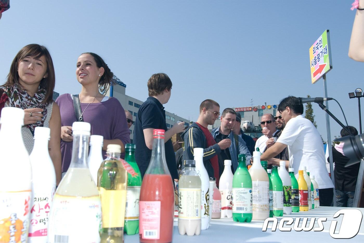 본문 이미지 - 지난해 일산에서 열린 막걸리축제에서 외국인들이 막걸리 시음 부스에서 막걸리를 즐기고 있다. ⓒ 뉴스1