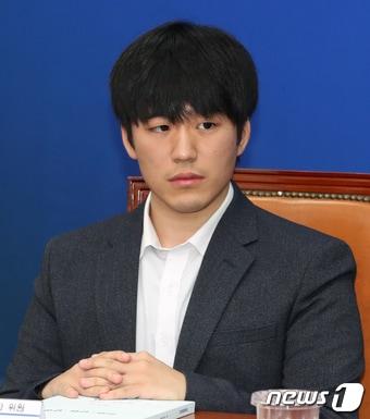 본문 이미지 - 황희두 노무현재단 이사. 사진은 2019년 더불어민주당 총선기획단에서 활동할 당시 모습. (자료사진) /뉴스1 ⓒ News1