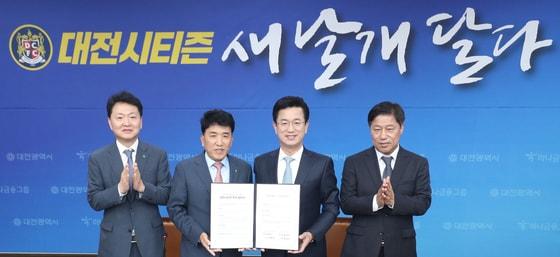 본문 이미지 - 허태정 대전시장(오른쪽)과 함영주 하나금융그룹 부회장이 지난 11월5일 오후 대전시청 대회의실에서 투자유치 협약서를 들고 기념사진을 찍고 있다. 2019.11.5 /뉴스1 ⓒ News1 주기철 기자