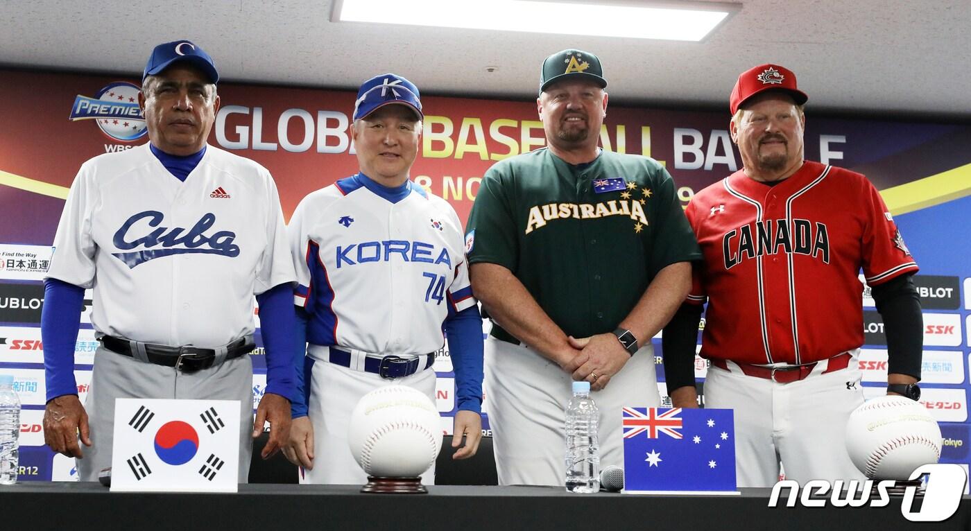 2019 세계야구소프트볼연맹(WBSC) 프리미어12에 참가하는 한국, 호주, 쿠바, 캐나다 야구대표팀 감독들이 5일 서울 고척스카이돔에서 열린 프리미어 12 C조 4개국 공식 기자회견을 마치고 기념촬영하고 있다. 2019.11.5/뉴스1 ⓒ News1 이승배 기자