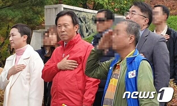 본문 이미지 - 지난 2일 충북 청주시 상당공원 인근에서 충북자유민주시민연합 주최로 열린 문재인 정부 규탄집회에 참석한 무소속 이언주 국회의원(맨 왼쪽)과 자유한국당 황영호 청주청원 조직위원장(앞줄 왼쪽 두번째). 2019.11.5 ⓒ 뉴스1