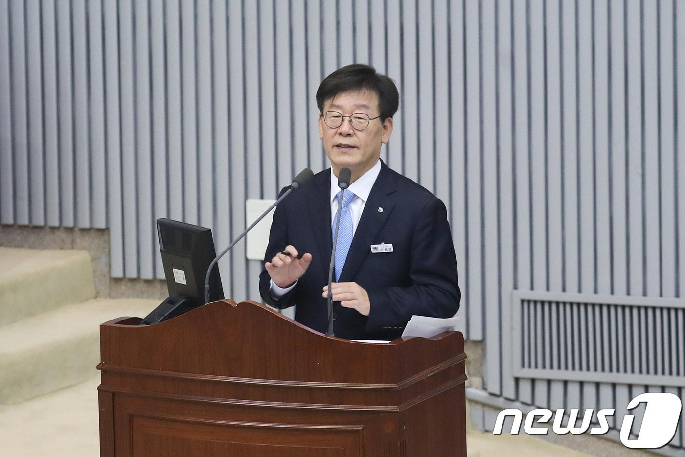 6일 진행된 경기도의회 제340회 정례회 제2차 본회의에서 이재명 경기도지사가 도정질문에 대한 답변을 하고 있다.(경기도청 제공)/ⓒ 뉴스1