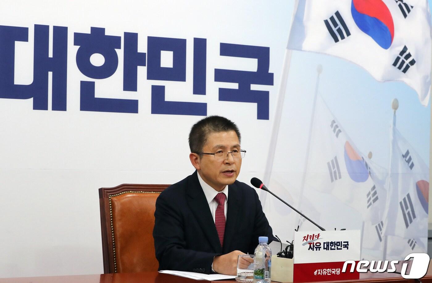 본문 이미지 - 황교안 자유한국당 대표가 6일 서울 여의도 국회에서 21대 총선을 앞두고 기자회견을 하고 있다. 황 대표는 "총선승리를 위해 자유민주주의와 시장경제의 헌법 가치 받드는 모든 분들과 정치적 통합을 본격적으로 추진하겠다＂고 선언했다. 2019.11.6/뉴스1 ⓒ News1 이종덕 기자