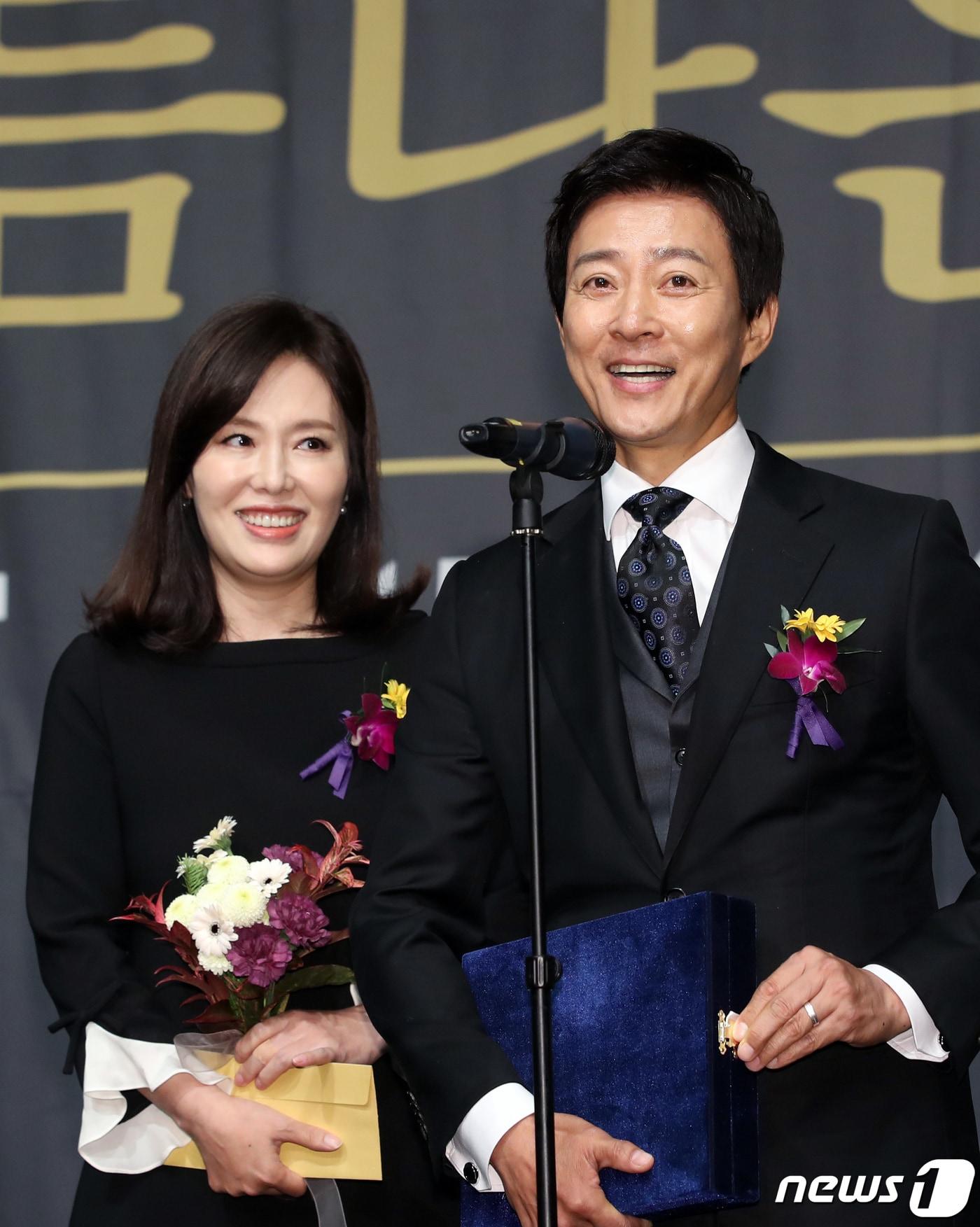 본문 이미지 - 하희라(왼쪽) 최수종 부부 / 뉴스1 ⓒ News1 DB