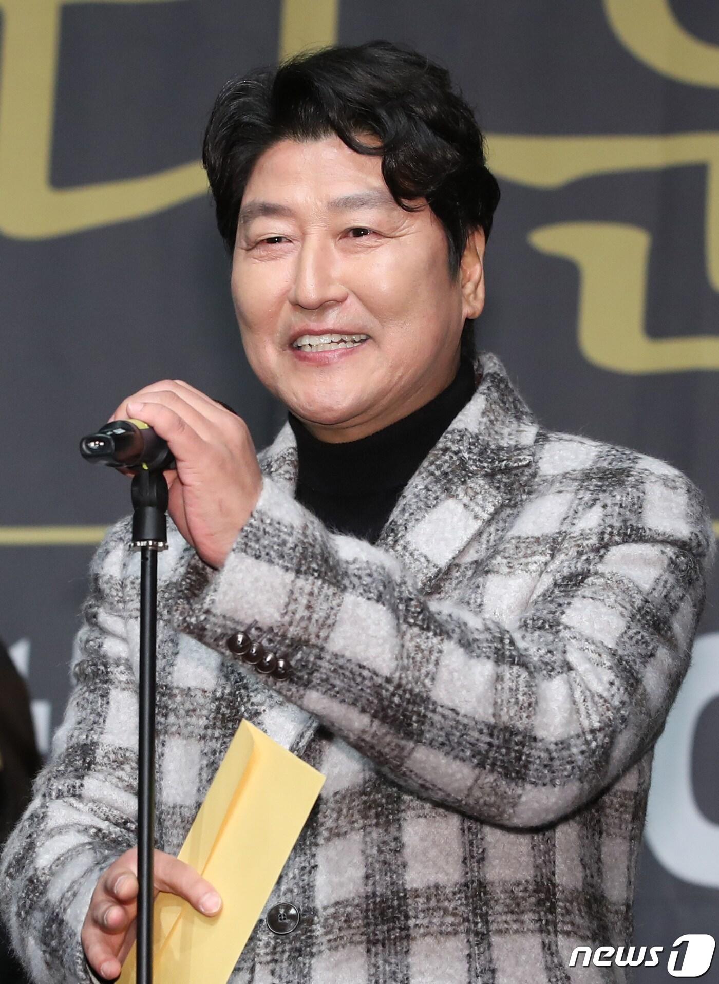 본문 이미지 - 배우 송강호가 6일 오후 서울 중구 명보아트홀에서 열린 ‘제9회 아름다운예술인상’에 참석해 영화예술인부문 상을 수상한 봉준호 감독을 대신해 인사말을 전하고 있다. 2019.11.6/뉴스1 ⓒ News1 권현진 기자