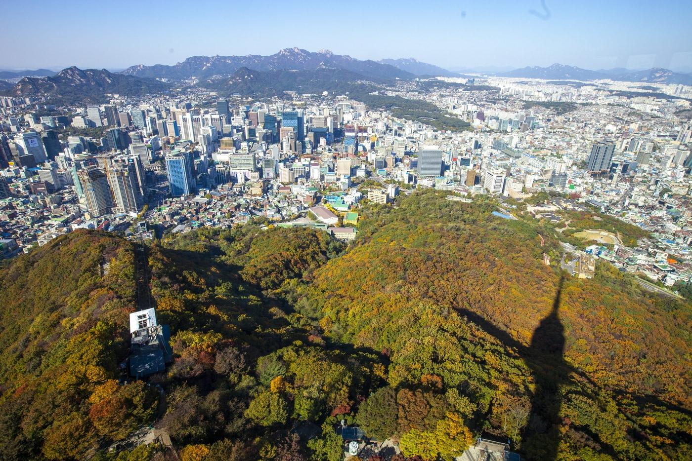 본문 이미지 - 단풍이 물든 남산둘레길. 이하 서울관광재단 제공