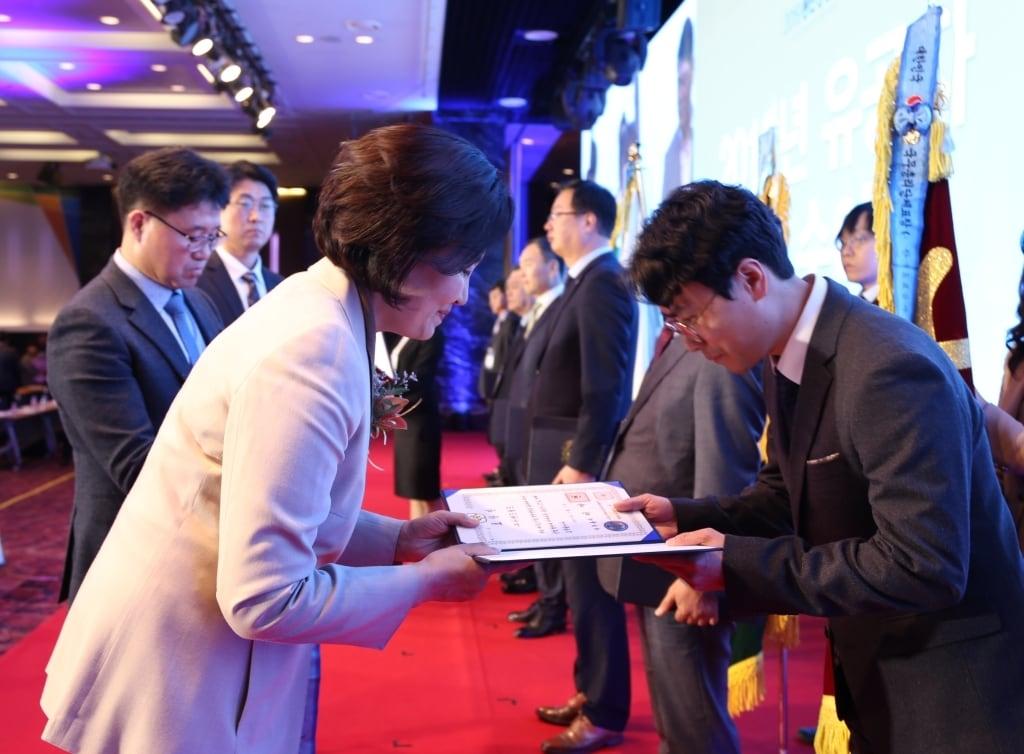 본문 이미지 - 이랜드월드 동반성장경영 국무총리상 수상.ⓒ 뉴스1