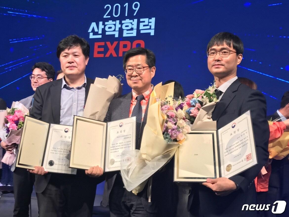 본문 이미지 - 송우용 경영회계학과 교수(맨 왼쪽), 최종인 산학협력단장(가운데), 양창규 직원이 함께 기념촬영을 하고 있다.ⓒ 뉴스1